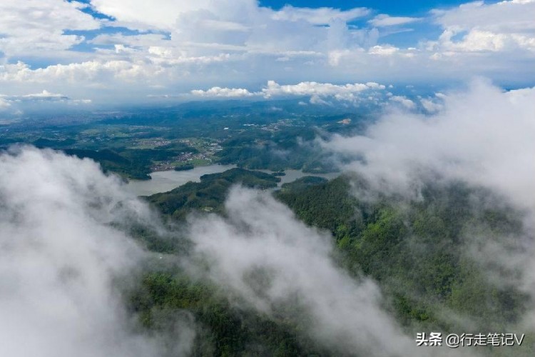 邂逅廣東云浮高山茶田藏一頂級(jí)酒店山峰疊翠云霧繚繞溫泉