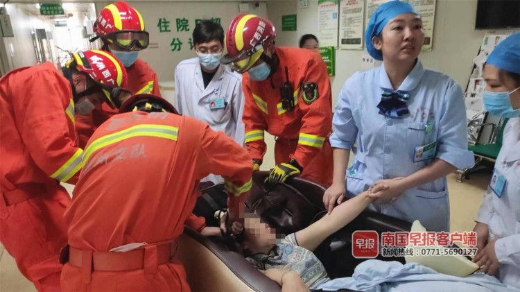 可怕！欽州一女子在醫(yī)院使用按摩椅時頭發(fā)被卷入椅背