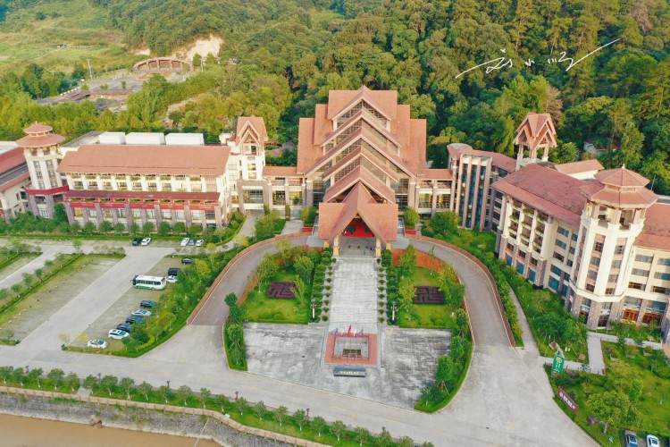 廣東韶關經律文化旅游小鎮(zhèn)：位于4A級景區(qū)，還可以在美景中泡溫泉