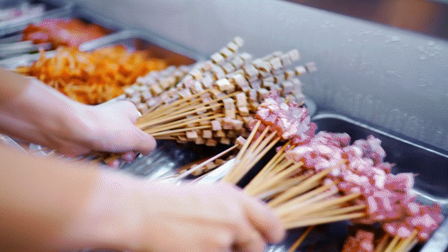斯哈~燒烤才是德宏夜生活的靈魂大保?。?></p><p></p><p>此時(shí)</p><p><p>大家終于卸下白天的包袱</span></p><p>顯露出鮮活的真性情</p><p><strong><p>仿佛給靈魂來了一次放松的“大保健</span></strong><p><strong><p>”</span></strong></span></p><p><strong><p>消解白天積累的所有疲憊</span></strong></p><p>讓大家放松后再以新的狀態(tài)去迎接新的一天！</p><p></p><p>美滋滋、冒著油、噴著香味的燒烤擺到桌上</p><p>大家邊談天說地，邊喝酒吃肉</p><p>最簡(jiǎn)單的快樂，就這樣來了</p><p></p><p></p><p></p><p><p><strong><p> 德宏燒烤，無所不烤</span></strong></span></p><p><p>冒牛肉、牛肉串</span></p><p><p>包燒豬腦、豬尾巴、燒毛肚</span></p><p><p>砂鍋魚、烤蝦、烤魚……</span></p><p><p>隨便走進(jìn)一家店里，都是一大排的食品展示柜</span></p><p><p><strong><p>幾十種烤串菜品</span></strong></span></p><p><p><strong><p>真的是“燒烤漸欲迷人眼”</span></strong></span></p><p></p><p></p><p> 除了常規(guī)的食材外</p><p> 德宏還有一些挑戰(zhàn)味蕾的“怪物”</p><p> 知了、螞蚱、竹蟲、蠶蛹、生牛肉……</p><p> 等著膽大的“老饕”來品嘗</p><p></p><p></p><p><p>炎炎夏日</span></p><p><p>紅炭上滋滋作響的肉串</span></p><p><p>玻璃杯里咕咕冒泡的啤酒</span></p><p><p>桌邊好友的談笑聲</span></p><p><p>……</span></p><p><p>快帶上你沒有夜生活的朋友</span></p><p><p>感受一下德宏夜晚的煙火氣</span></p><p></p><p><p><strong><p><p>德宏州融媒體中心全媒體記者 楊曉玲</span></span></strong></span></p>  </article><div   id=