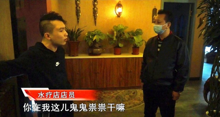 水療店里鬼鬼祟祟進(jìn)來(lái)一個(gè)人想趁人不備偷手機(jī)民警當(dāng)場(chǎng)驗(yàn)身份
