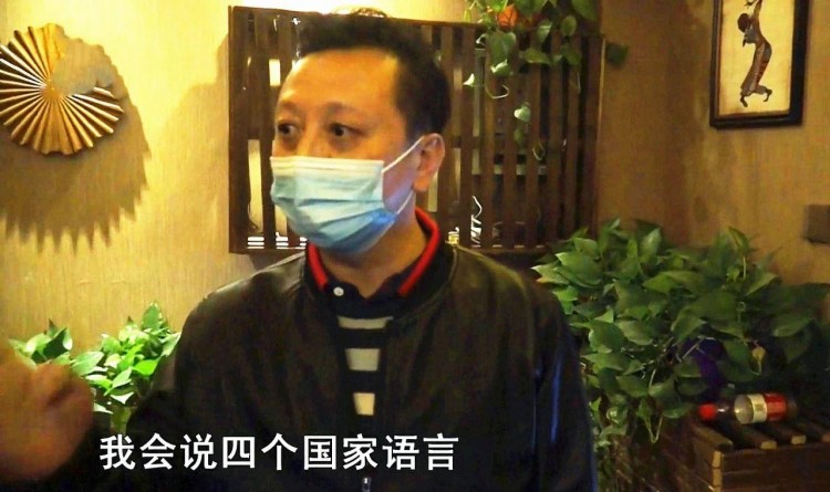 水療店里鬼鬼祟祟進(jìn)來(lái)一個(gè)人想趁人不備偷手機(jī)民警當(dāng)場(chǎng)驗(yàn)身份