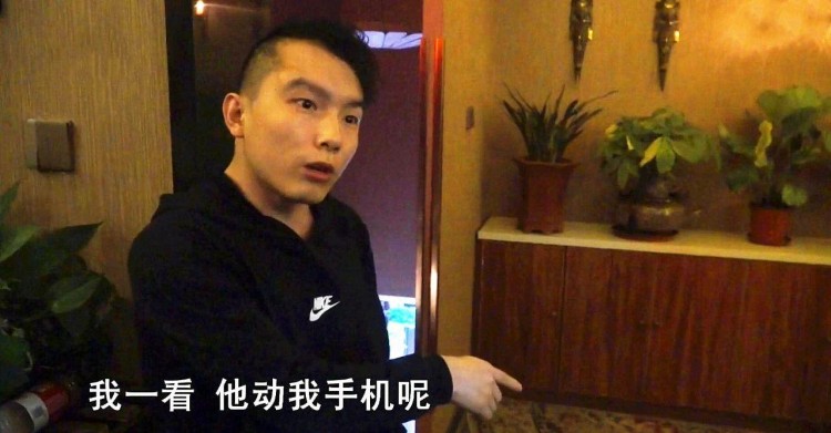 水療店里鬼鬼祟祟進(jìn)來(lái)一個(gè)人想趁人不備偷手機(jī)民警當(dāng)場(chǎng)驗(yàn)身份