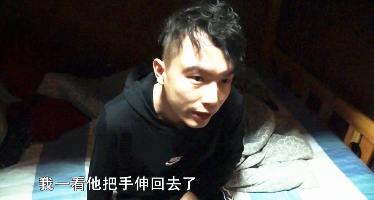 水療店里鬼鬼祟祟進(jìn)來(lái)一個(gè)人想趁人不備偷手機(jī)民警當(dāng)場(chǎng)驗(yàn)身份