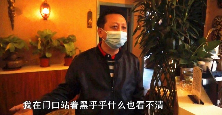 水療店里鬼鬼祟祟進(jìn)來(lái)一個(gè)人想趁人不備偷手機(jī)民警當(dāng)場(chǎng)驗(yàn)身份