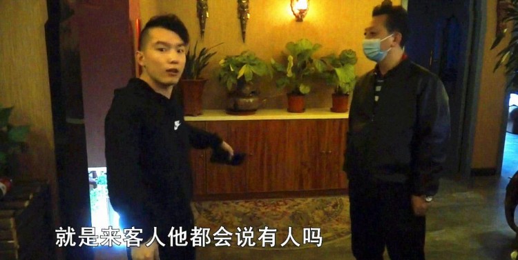 水療店里鬼鬼祟祟進(jìn)來(lái)一個(gè)人想趁人不備偷手機(jī)民警當(dāng)場(chǎng)驗(yàn)身份