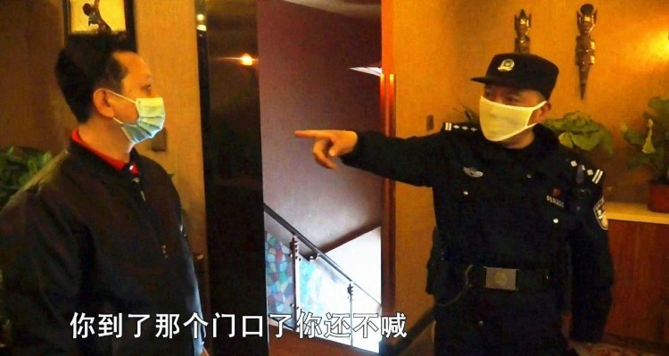 水療店里鬼鬼祟祟進(jìn)來(lái)一個(gè)人想趁人不備偷手機(jī)民警當(dāng)場(chǎng)驗(yàn)身份