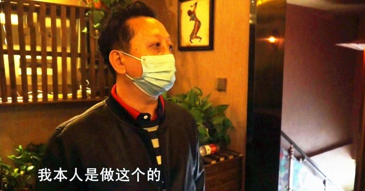 水療店里鬼鬼祟祟進(jìn)來(lái)一個(gè)人想趁人不備偷手機(jī)民警當(dāng)場(chǎng)驗(yàn)身份