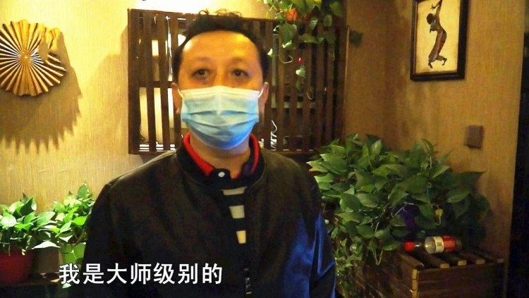 水療店里鬼鬼祟祟進(jìn)來(lái)一個(gè)人想趁人不備偷手機(jī)民警當(dāng)場(chǎng)驗(yàn)身份