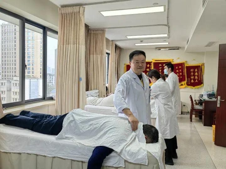 22歲就中招！杭州一門診晚上擠滿年輕人！網(wǎng)友：很痛但真香