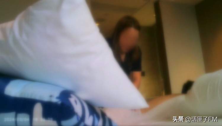 只要錢到位啥服務(wù)都能做！電梯里制服美女上門按摩廣告背后尺度大得驚人……