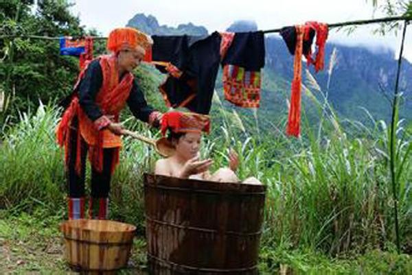 貴州有個民族被譽(yù)為最長壽民族原因是他們愛洗澡
