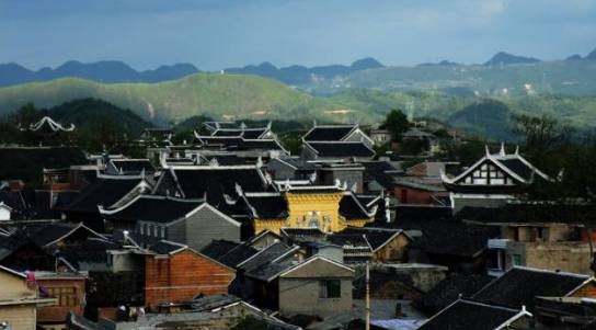 古鎮(zhèn)蛻變換新顏奮楫揚帆行致遠