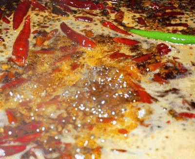 閨蜜在蘭州這家串串店里涮一串串鞭炮吃進嘴里還嘎吱嘎吱響