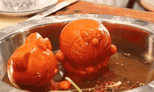閨蜜在蘭州這家串串店里涮一串串鞭炮吃進嘴里還嘎吱嘎吱響
