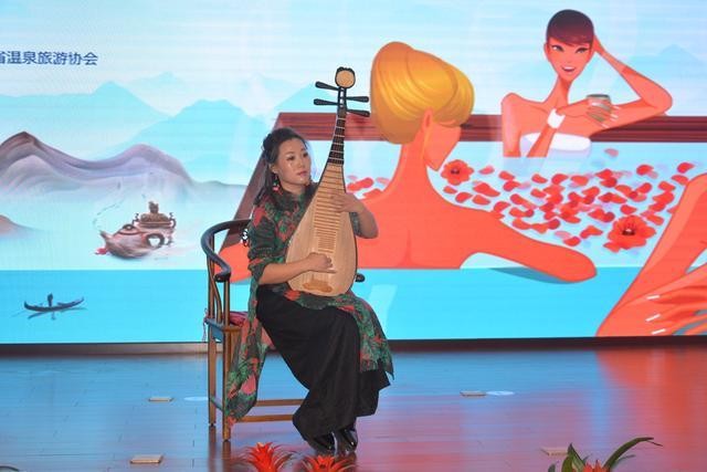 陜西品質(zhì)溫泉發(fā)現(xiàn)之旅美女演繹溫泉邂逅紅酒的浪漫