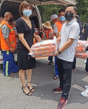 端午節(jié)前夕鄭州一企業(yè)為一線工作者獻(xiàn)愛心