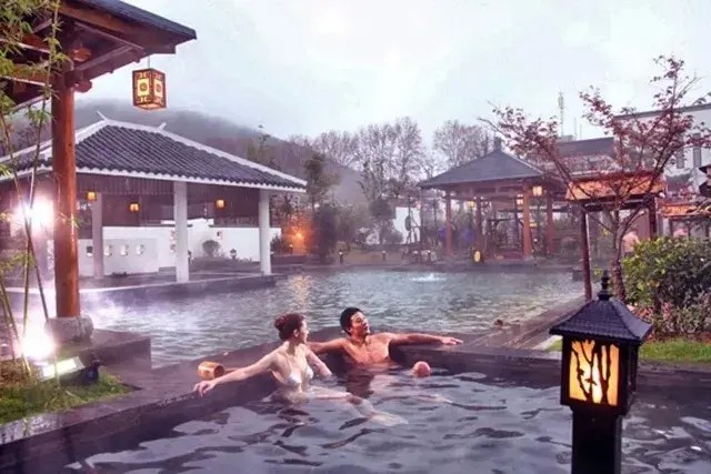 來半湯尋一汪溫泉溫暖這個(gè)秋冬