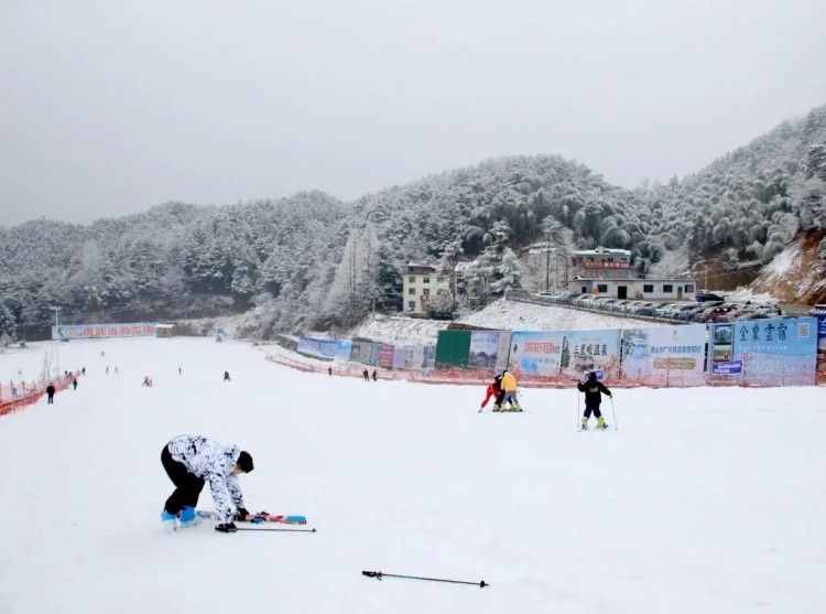 湖北省內(nèi)唯一可以滑雪泡溫泉的寶藏小縣城一到冬天簡直美翻