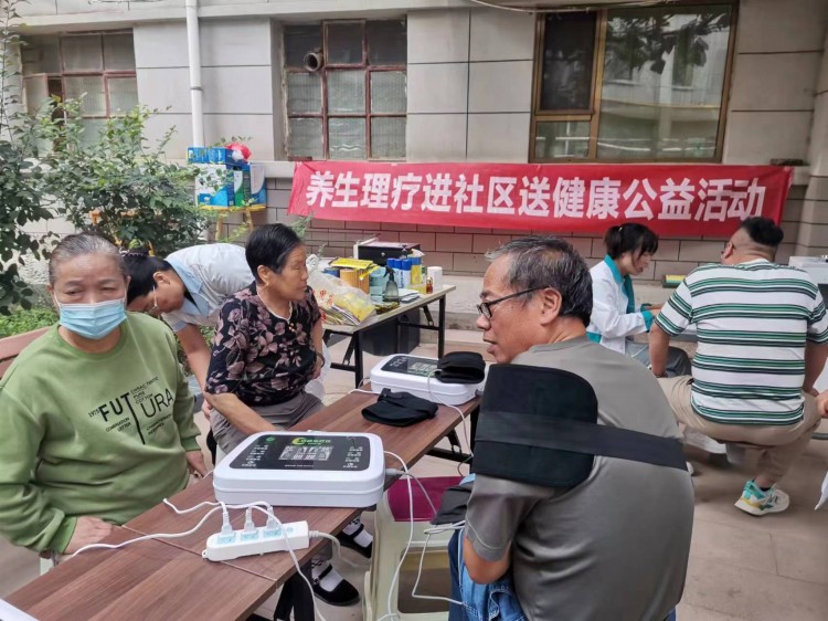 楊家園社區(qū)聯(lián)合養(yǎng)生館開展中醫(yī)理療按摩公益活動