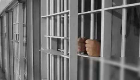 河南開封一女子提供正當按摩服務其老公作為司機往來接送
