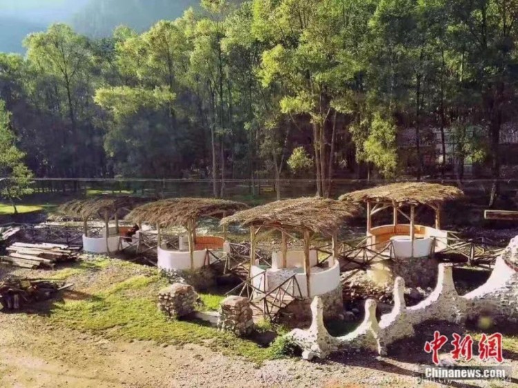 這對60后夫妻隱居山林16年過著人們最向往的生活